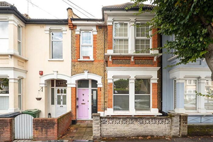 2 Bedroom Apartment For Sale In Cavendish Drive, Leytonstone, E11