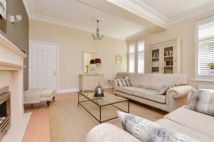 3 Bedroom Flat For Sale In Upper Lodge Way, Coulsdon, Surrey, CR5