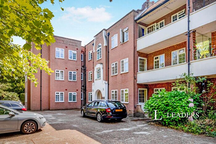 2 Bedroom Flat To Rent In Rylton House, Hersham Road, Walton-on-Thames, KT12