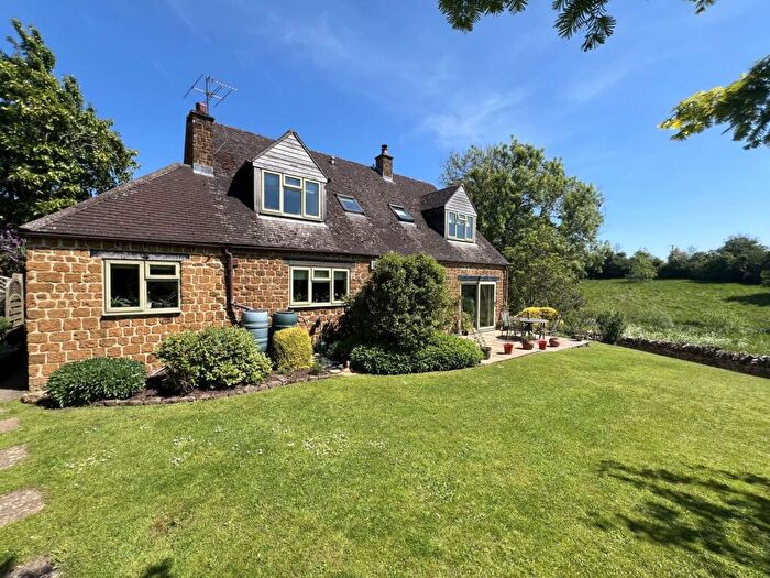 5 Bedroom Detached House For Sale In Enstone Road, Little Tew, OX7