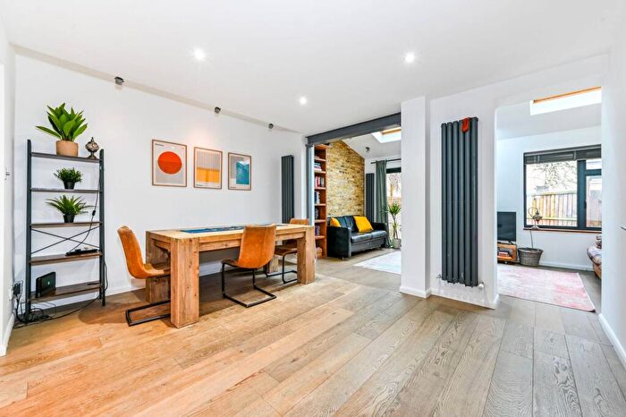 3 Bedroom Maisonette To Rent In Queensbury Street, East Canonbury, London, N1