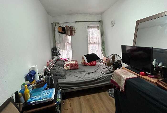3 Bedroom Flat For Sale In Frinton Mews, Gants Hill, Ilford, Essex, IG2