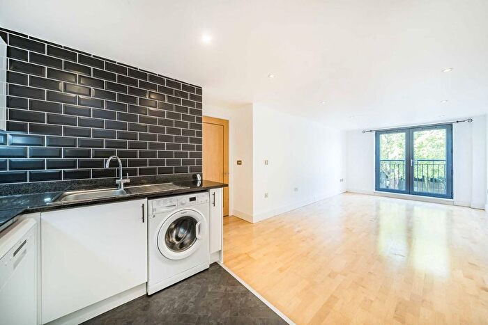 2 Bedroom Flat To Rent In Streatham Place, London, SW2