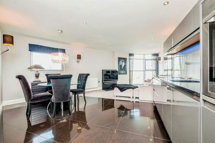 2 Bedroom Flat To Rent In Bute Terrace, Cardiff, CF10