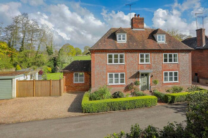 4 Bedroom Detached House For Sale In Ball Lane, Kennington, TN25