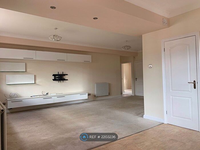 3 Bedroom Flat To Rent In Salisbury House, St. Albans, AL3