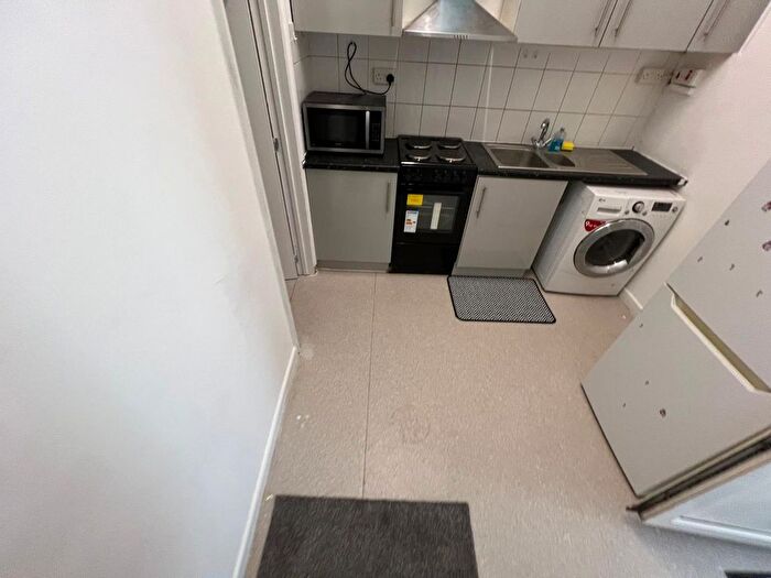 2 Bedroom Flat To Rent In Stoke Newington High Street, London, N16