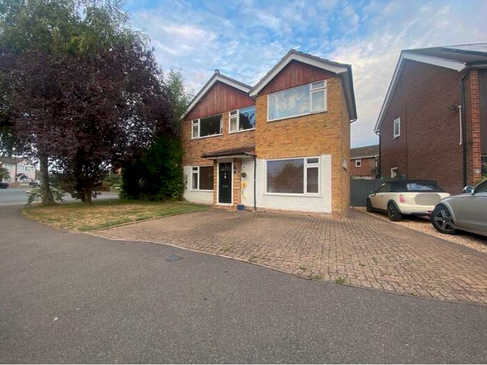Houses for sale & to rent in RG10 9LD, Treacher Court, Twyford Reading