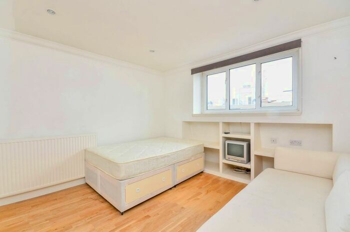2 Bedroom Flat For Sale In Hogarth Road, Earls Court, London, SW5
