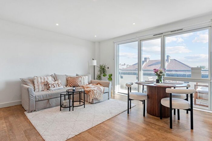 1 Bedroom Flat For Sale In Montmorency House, Station Road, N11