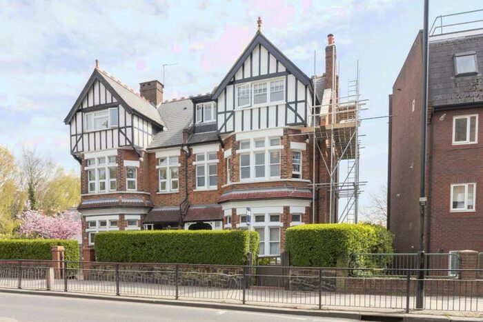 Flat To Rent In Muswell Hill Road, London, N10