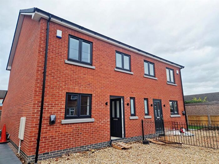 3 Bedroom Semi-Detached House To Rent In Coronation Street, Balderton, NG24