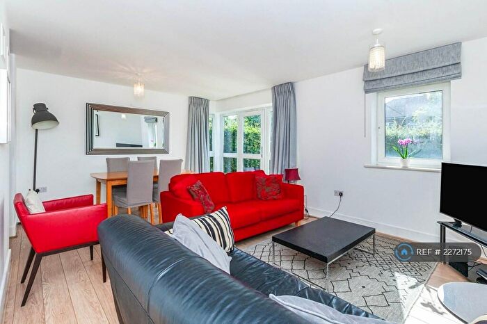 2 Bedroom Flat To Rent In Pavilions, Windsor, SL4