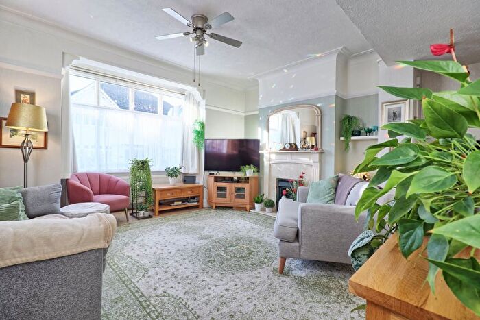 1 Bedroom Flat For Sale In Leighton Avenue, Leigh-On-Sea, SS9