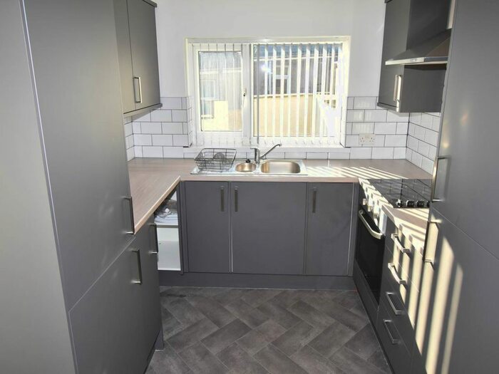 3 Bedroom Property To Rent In Middle Road, Cwmbwrla, Swansea, SA5