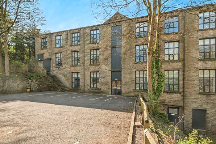 2 Bedroom Apartment For Sale In Green Lane, Holmfirth, HD9