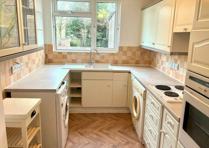 2 Bedroom Flat To Rent In Cornwall Road, Hatch End, HA5