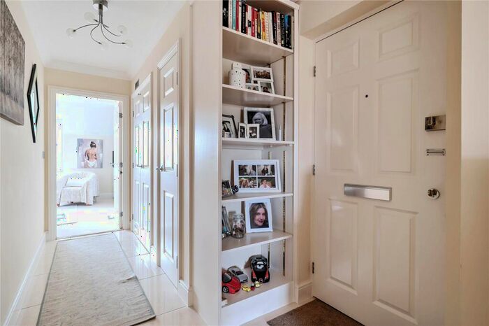 2 Bedroom Flat For Sale In Chilbolton Avenue, Winchester, Hampshire, SO22