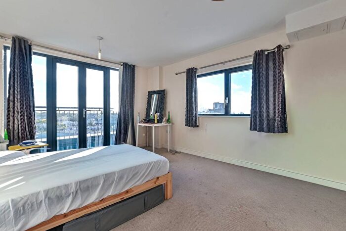 2 Bedroom Flat To Rent In Cottage Road, Islington, London, N7