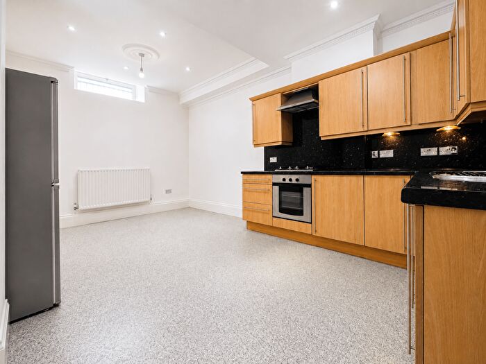 2 Bedroom Apartment To Rent In Manse Road, London, N16