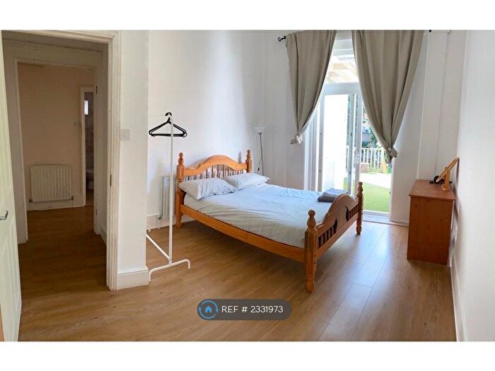 2 Bedroom Flat To Rent In Lichfield Grove, London, N3