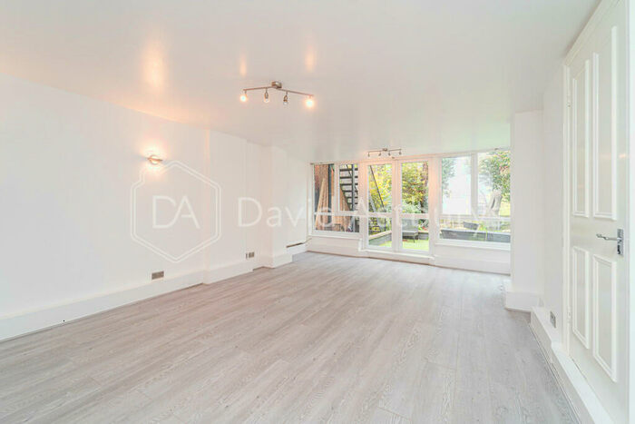 3 Bedroom Apartment To Rent In Kings Avenue, London, N10