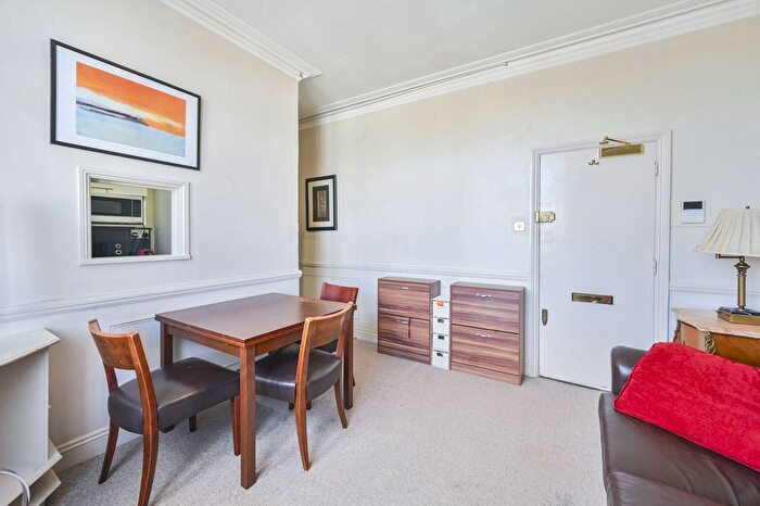 2 Bedroom Flat For Sale In Cromwell Crescent, Kensington, London, SW5