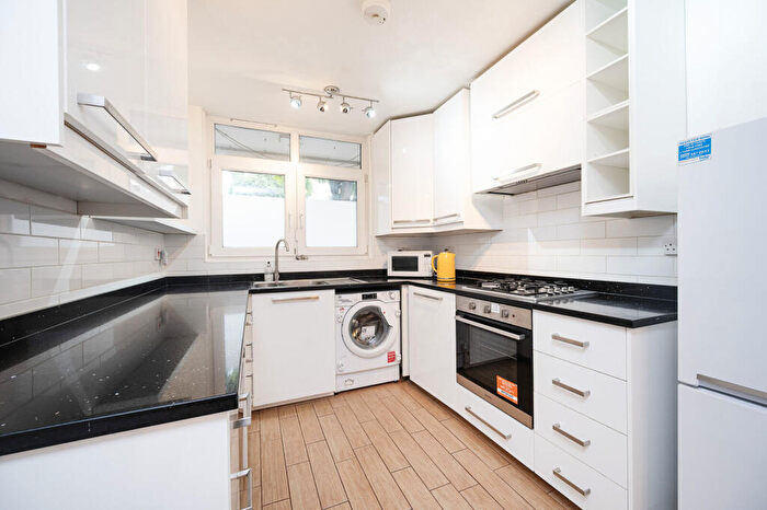 3 Bedroom Flat To Rent In Cambridge Heath Road, Aldgate, London, E1