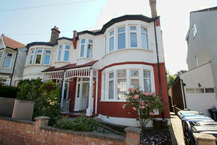 2 Bedroom Flat To Rent In Broomfield Avenue, Palmers Green, N13