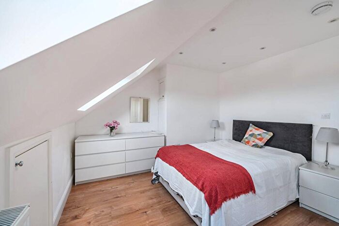 1 Bedroom Flat To Rent In Clifton Gardens, Temple Fortune, London, NW11