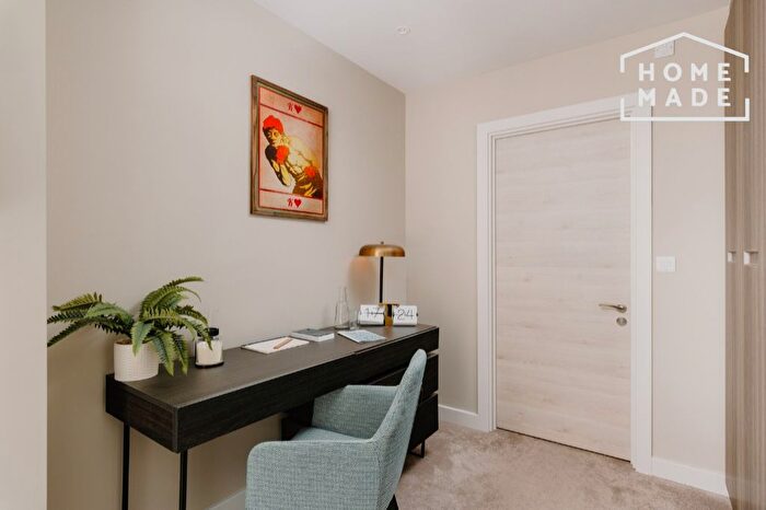 2 Bedroom Flat To Rent In Angel Gardens, M4