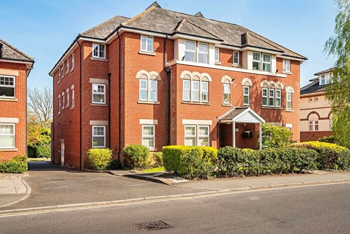 2 Bedroom Flat For Sale In Claremont Avenue, Woking, Surrey, GU22
