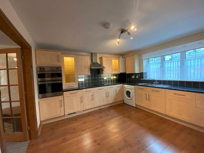3 Bedroom Flat To Rent In Erw Gron, Bethesda, LL57