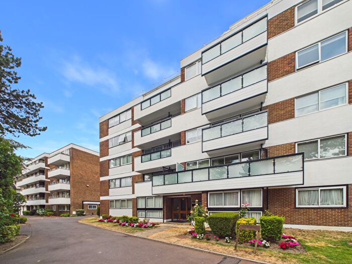 2 Bedroom Flat For Sale In Oakleigh Road North, London, N20