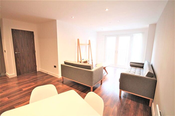 3 Bedroom Apartment To Rent In Rivergate House, Wilburn Basin, M5