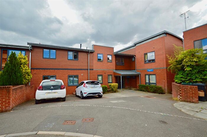 2 Bedroom Flat To Rent In Whippendell Close, Orpington, BR5