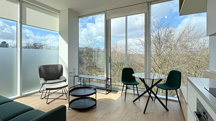 2 Bedroom Flat To Rent In Great West Road, Brentford, TW8