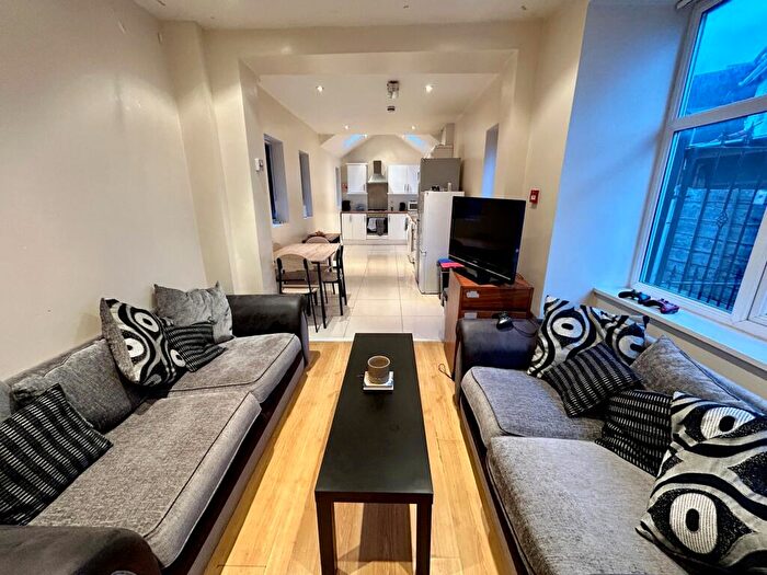 5 Bedroom Semi-Detached House To Rent In Brook Road, Fallowfield, M14