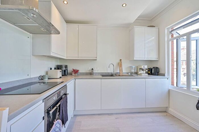 2 Bedroom Flat To Rent In Oxford Avenue, Wimbledon, London, SW20