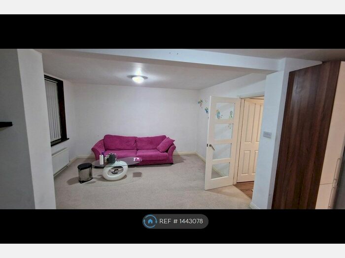 3 Bedroom Terraced House To Rent In Stockethill Square, Aberdeen, AB16