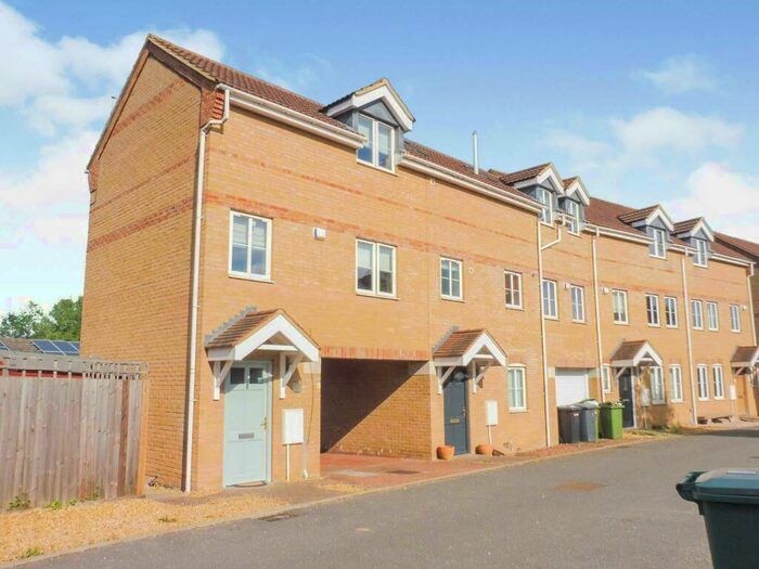 2 Bedroom Maisonette To Rent In Phoenix Close, Peterborough, PE2