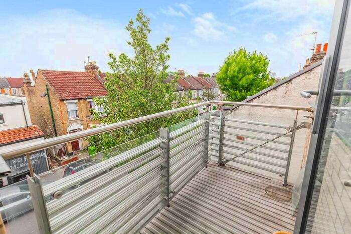3 Bedroom Flat To Rent In Green Street, Forest Gate, London, E7