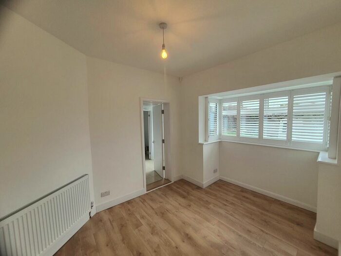 1 Bedroom Flat To Rent In Woodstock Avenue, Golders Green, NW11