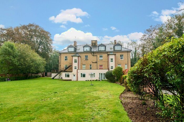 1 Bedroom Flat For Sale In Hunters Lodge, Nutfield Road, Redhill, RH1