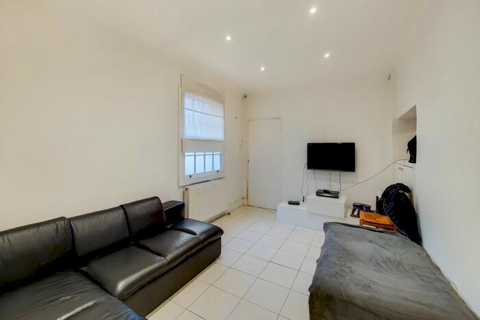 1 Bedroom Flat To Rent In Foliot Street, London, W12