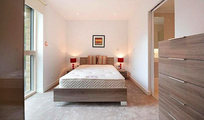 2 Bedroom Flat To Rent In Victory Place, Elephant And Castle, London, SE17