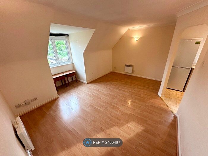 1 Bedroom Flat To Rent In Pembroke House, Borehamwood, WD6