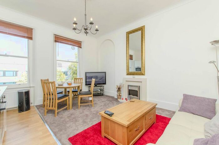 2 Bedroom Flat To Rent In Cromwell Road, Earls Court, London, SW5