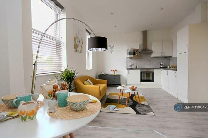 1 Bedroom Flat To Rent In Bramhall Lane, Stockport, SK2