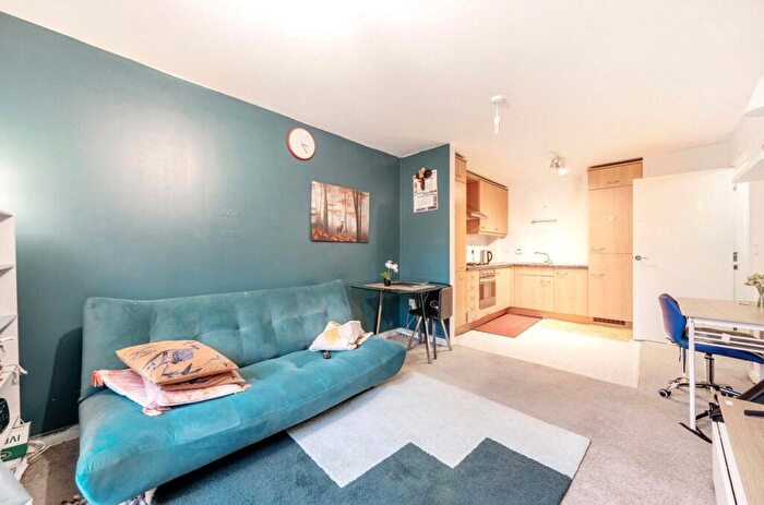 1 Bedroom Apartment For Sale In Park View Road, Leatherhead, Surrey, KT22